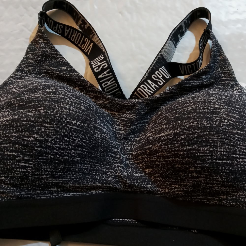 VS Incredible Lightweight Sports Bra NWT